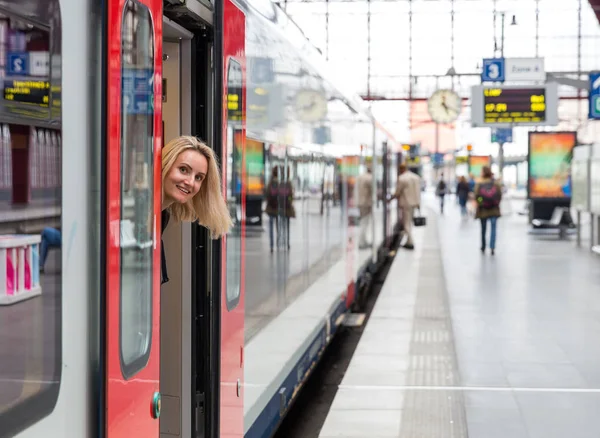 女性の観光客は 鉄道駅のプラットフォーム上の列車の外を見て ヨーロッパでの旅行 ヨーロッパの鉄道による交通 快適な観光 — ストック写真