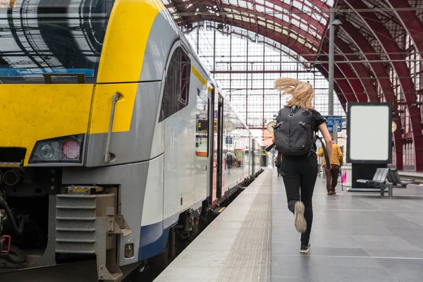 Sırt Çantalı Kadın Turist Tren Istasyonundaki Trene Koşuyor Avrupa Gidiyor — Stok fotoğraf