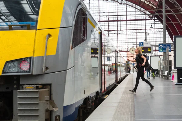 バックパックを持つ女性の観光客は 鉄道駅のプラットフォーム上の列車のために遅れている ヨーロッパでの旅行 ヨーロッパの鉄道 快適な観光や旅行による輸送 — ストック写真