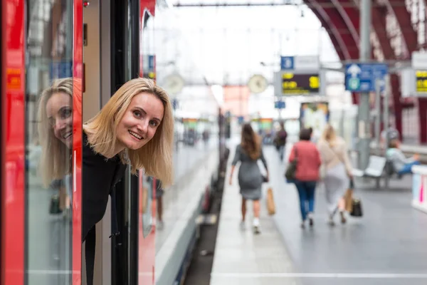 Turista Femminile Guarda Fuori Dal Treno Sulla Piattaforma Della Stazione — Foto Stock