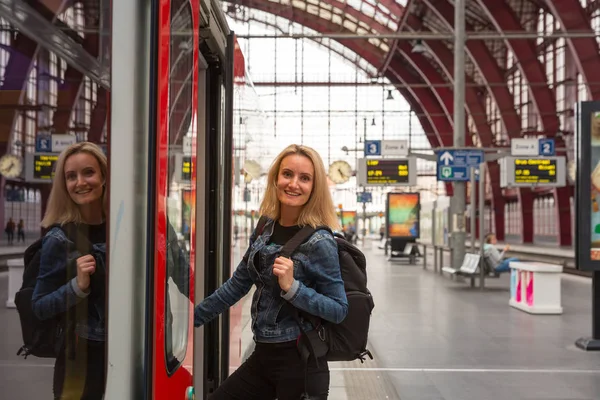 Female Tourist Backpack Enters Train Railway Station Platform Travel Europe — ストック写真