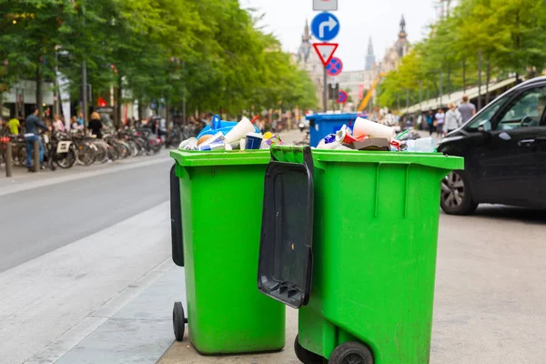 Poubelle Verte Sur Trottoir Ville Européenne Pleine Poubelle Dans Rue — Photo