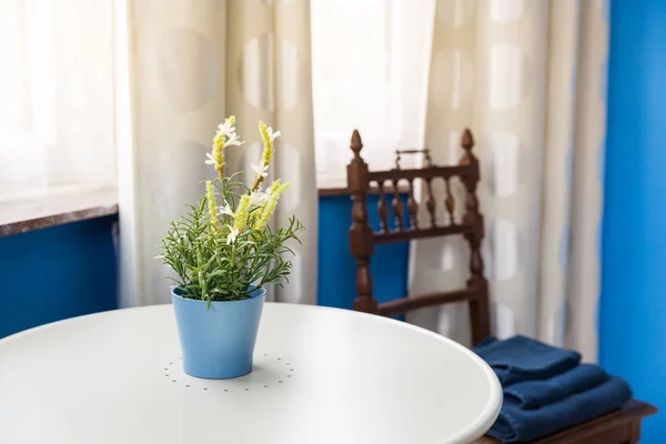 Hotel Interior Quarto Flores Vaso Sobre Mesa Europa Turismo Mobiliário — Fotografia de Stock