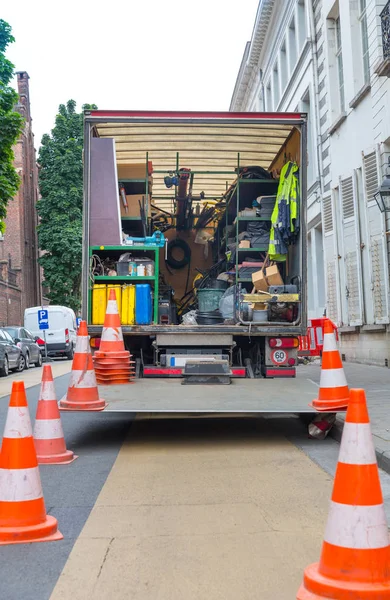 Voiture Avec Équipement Construction Dans Rue Dans Vieille Ville Européenne — Photo