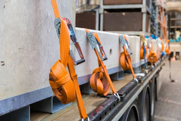 Vrachtwagen Met Betonnen Blokken Straat Oude Europese Stad Stedenbouw Europa — Stockfoto