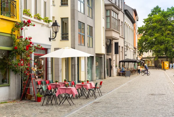 Acogedora Cafetería Calle Decorada Con Flores Antigua Ciudad Turística Europea —  Fotos de Stock