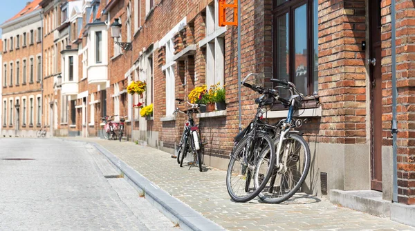 Bisikletler Antik Bina Cephesinde Eski Avrupa Taşra Kasabasında Yaz Turizmi — Stok fotoğraf