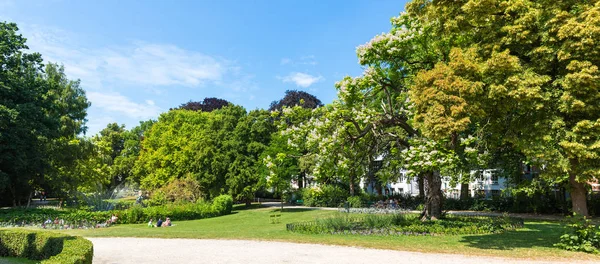 Park Omgiven Grönska Gamla Europeiska Staden Sommar Turism Och Resor — Stockfoto