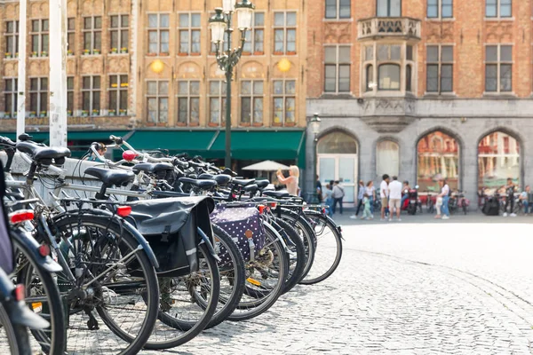 Meydandaki Bisikletler Arka Plandaki Sokak Kafesindeki Insanlar Eski Avrupa Turistik — Stok fotoğraf