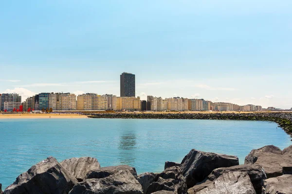 都市のビーチ 海の海岸 ヨーロッパ 夏の観光や旅行 休暇のツアーや休日のための有名で人気のある場所 — ストック写真