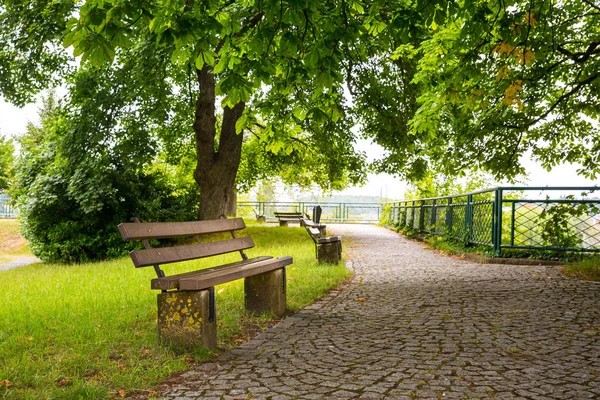 緑の公園でベンチ 古いヨーロッパの町 夏の観光や旅行 有名なヨーロッパのランドマーク 観光客のための人気のある場所 — ストック写真