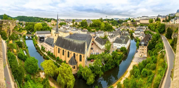 Krajobraz Luksemburga Starożytny Kościół Nad Rzeką Panorama Stara Architektura Europejska — Zdjęcie stockowe