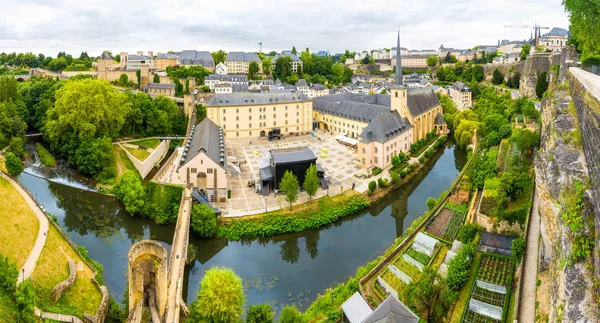 Krajobraz Luksemburga Starożytny Kościół Nad Rzeką Panorama Stara Architektura Europejska — Zdjęcie stockowe