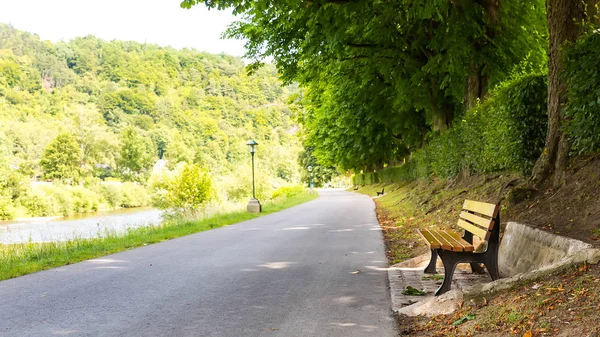 公园里的人行道和长椅 四周环绕着绿树成荫的欧洲古城 夏季旅游和旅行 著名的欧洲地标 旅游胜地 — 图库照片