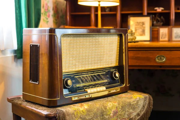 Avrupa Klasik Radyo Mobilyalarla Dolu Bir Oda Geleneksel Avrupa Mimarisi — Stok fotoğraf