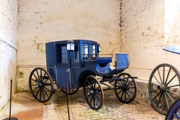 Vintage Μεταφορά Στο Μουσείο Παλιό Όχημα Ευρώπη Παραδοσιακή Ευρωπαϊκή Αρχιτεκτονική — Φωτογραφία Αρχείου