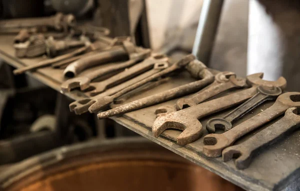 Oude Roestige Sleutels Gereedschap Plank Niemand Metalen Roest Vuile Spanners — Stockfoto