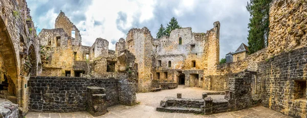 古城堡的废墟 古代石头建筑 欧洲传统建筑 著名的旅游胜地和旅游胜地 — 图库照片