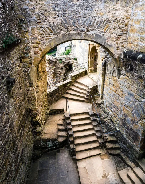 楼梯在古堡的废墟 古老的石头建筑 欧洲传统建筑 著名的旅游胜地和旅游胜地 — 图库照片