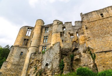 Eski kale kalıntıları, antik taş bina, genel manzara, Avrupa. Geleneksel Avrupa mimarisi, turizm ve seyahat için ünlü yerler