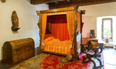 Eski şatoda paraşütü olan lüks bir yatak, Avrupa 'nın içindeki antik taş bina. Geleneksel Avrupa mimarisi, turizm ve seyahat için ünlü yerler 