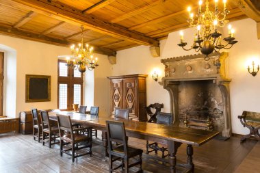 Eski şatosunda şöminesi olan bir yemek salonu, Avrupa 'nın içindeki antik taş bina. Geleneksel Avrupa mimarisi, turizm ve seyahat için ünlü yerler 