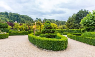 Çalılıklardan farklı şekillerde figürler, Avrupa 'daki yaz parkı. Profesyonel bahçıvanlık, Avrupa yeşili manzara, bahçe bitkileri dekorasyonu.