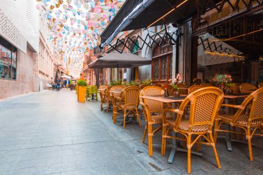 Eski Avrupa 'daki küçük bir turist kasabasındaki sokak kafesi. Avrupa mimarisi, turizm ve seyahat için ünlü yerler