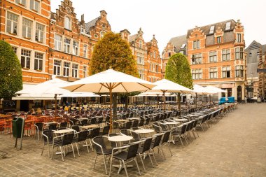 Eski Avrupa 'nın küçük turistik kasabasında sokak kafesi ve antik bina cepheleri. Avrupa mimarisi