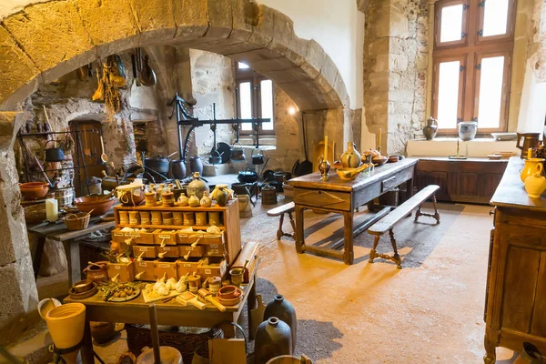 欧洲古堡的老式厨房 欧洲传统建筑 著名的旅游胜地和旅游胜地 中世纪烹饪的内部 古老的器皿 — 图库照片
