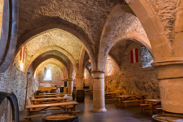 Antiguo Castillo Sala Con Bancos Vieja Europa Arquitectura Europea Tradicional —  Fotos de Stock