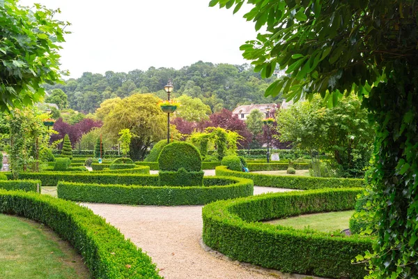 ヨーロッパの夏の公園 さまざまな形の茂みからの数字 プロの園芸 ヨーロッパの緑の風景 庭の植物の装飾 — ストック写真