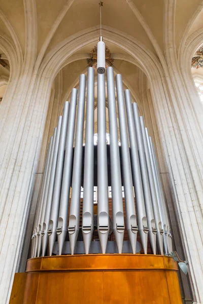 オルガンパイプの底の景色 ヨーロッパの大聖堂教会のアンティーク楽器 ヨーロッパ観光や旅行のための有名な場所 — ストック写真