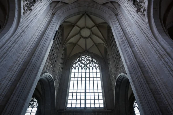 Starożytna Sala Kościoła Katedralnego Dużym Oknem Stara Europa Tradycyjna Architektura — Zdjęcie stockowe