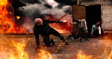 Asker bir binanın çatısında zombileri vuruyor, patlamalar ve arka planda yangın. Şehirde korku, ürpertici sürüngenler saldırı, kıyamet