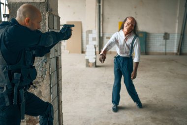 Adam zombi vuruyor, terk edilmiş fabrikada kabus görüyor, kurşun etkisi. Şehirde korku, ürpertici sürüngenler, kıyamet günü kıyameti, kanlı kötü canavar