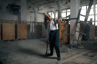 Zombi adam, terk edilmiş fabrikada yaşayan ölü bir insan, korkunç bir yer. Şehirde korku, korkunç sürüngenler, kıyamet günü saldırısı, kanlı kötü canavarlar.