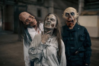 Terk edilmiş fabrikada üç zombi, korkunç bir yer. Şehirde korku, korkunç sürüngenler, kıyamet günü saldırısı, kanlı kötü canavarlar.