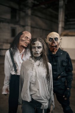 Terk edilmiş fabrikada üç zombi, korkunç bir yer. Şehirde korku, korkunç sürüngenler, kıyamet günü saldırısı, kanlı kötü canavarlar.