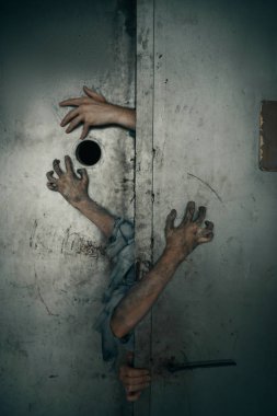 Asansör kapısından dışarı sarkan zombi elleri, ölümcül kovalamaca. Şehirde korku, korkunç sürüngenler, kıyamet günü saldırısı, kanlı canavarlar.