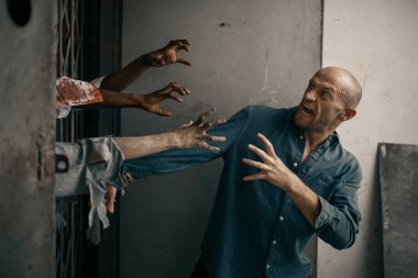 Zombi ordusundan kaçan adam, ölümcül kovalamaca. Şehirde korku, ürkütücü sürüngenler saldırıyor, kıyamet günü.