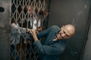 Zombi ordusundan kaçan adam, ölümcül kovalamaca. Şehirde korku, ürkütücü sürüngenler, kıyamet günü saldırısı.