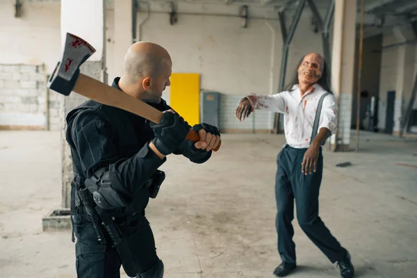 Homme Militaire Avec Hache Bataille Avec Zombie Dans Une Usine — Photo