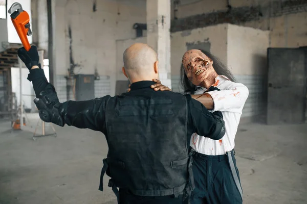 Hombre Lucha Con Cruel Zombi Una Fábrica Abandonada Horror Ciudad —  Fotos de Stock