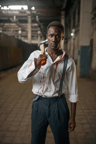 Muž Sekerou Opuštěné Továrně Země Zombie Horor Městě Strašidelné Plazy — Stock fotografie