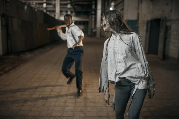 Hombre Con Hacha Atacó Zombi Hembra Fábrica Abandonada Lugar Miedo — Foto de Stock