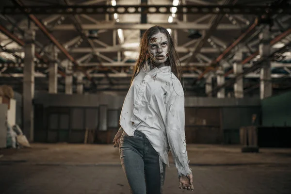 女僵尸走在废弃的工厂 可怕的地方 城市里的恐怖令人毛骨悚然的爬虫袭击世界末日的启示录血腥的邪恶怪物 — 图库照片
