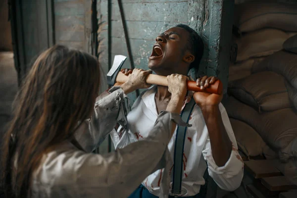 Zombie Femelle Avec Hache Attaqué Homme Dans Usine Abandonnée Endroit — Photo