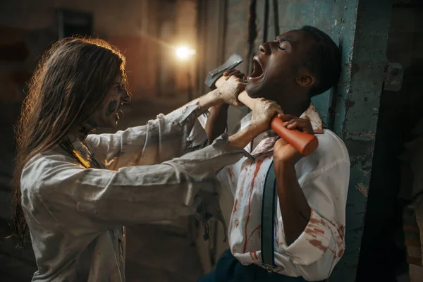 Kobieta Zombie Siekierą Zaatakowała Mężczyznę Opuszczonej Fabryce Przerażającym Miejscu Horror — Zdjęcie stockowe