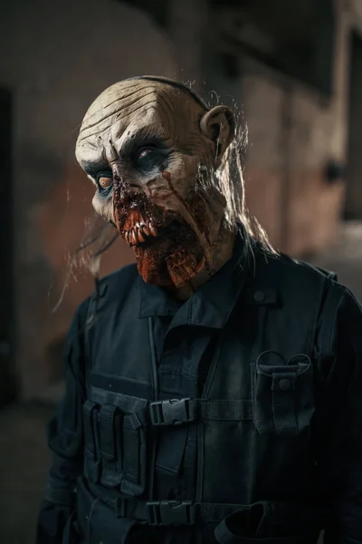 男人僵尸走在废弃的工厂 可怕的地方 城市里的恐怖令人毛骨悚然的爬虫袭击世界末日的启示录血淋淋的恶魔 — 图库照片